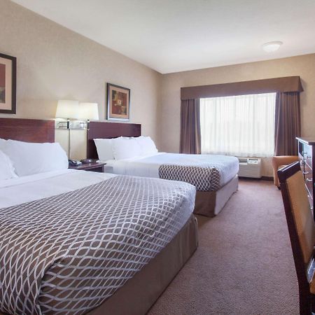 Hotel Ramada By Wyndham Camrose Extérieur photo
