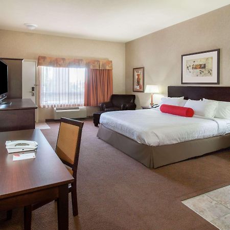 Hotel Ramada By Wyndham Camrose Extérieur photo