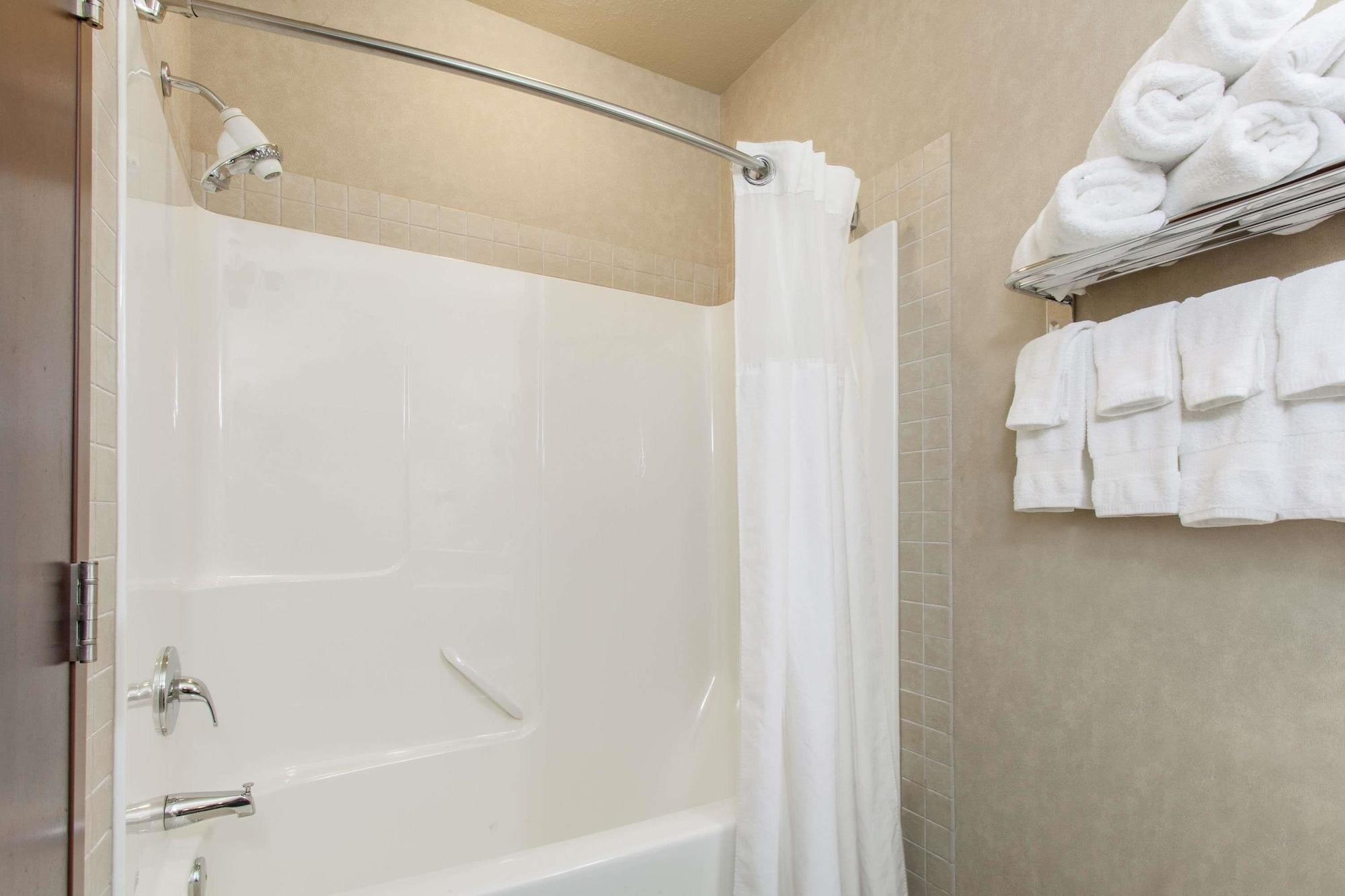 Hotel Ramada By Wyndham Camrose Extérieur photo
