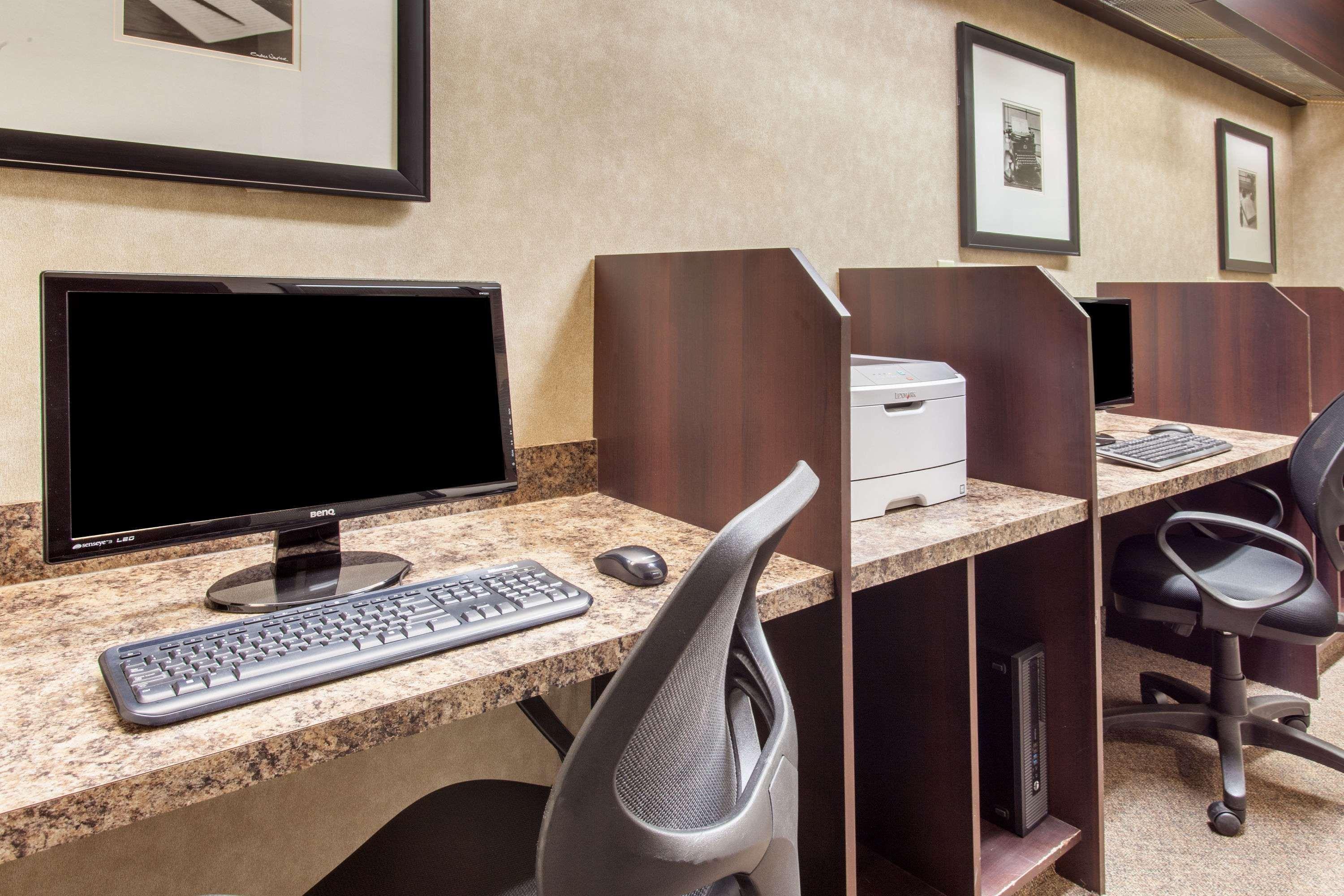 Hotel Ramada By Wyndham Camrose Extérieur photo