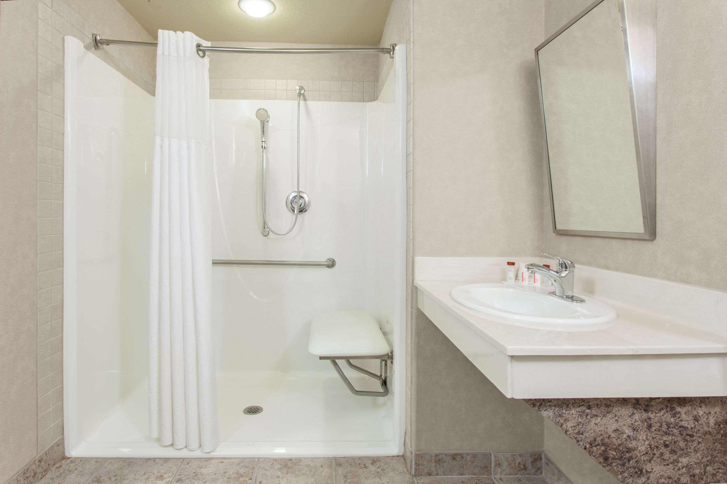 Hotel Ramada By Wyndham Camrose Extérieur photo