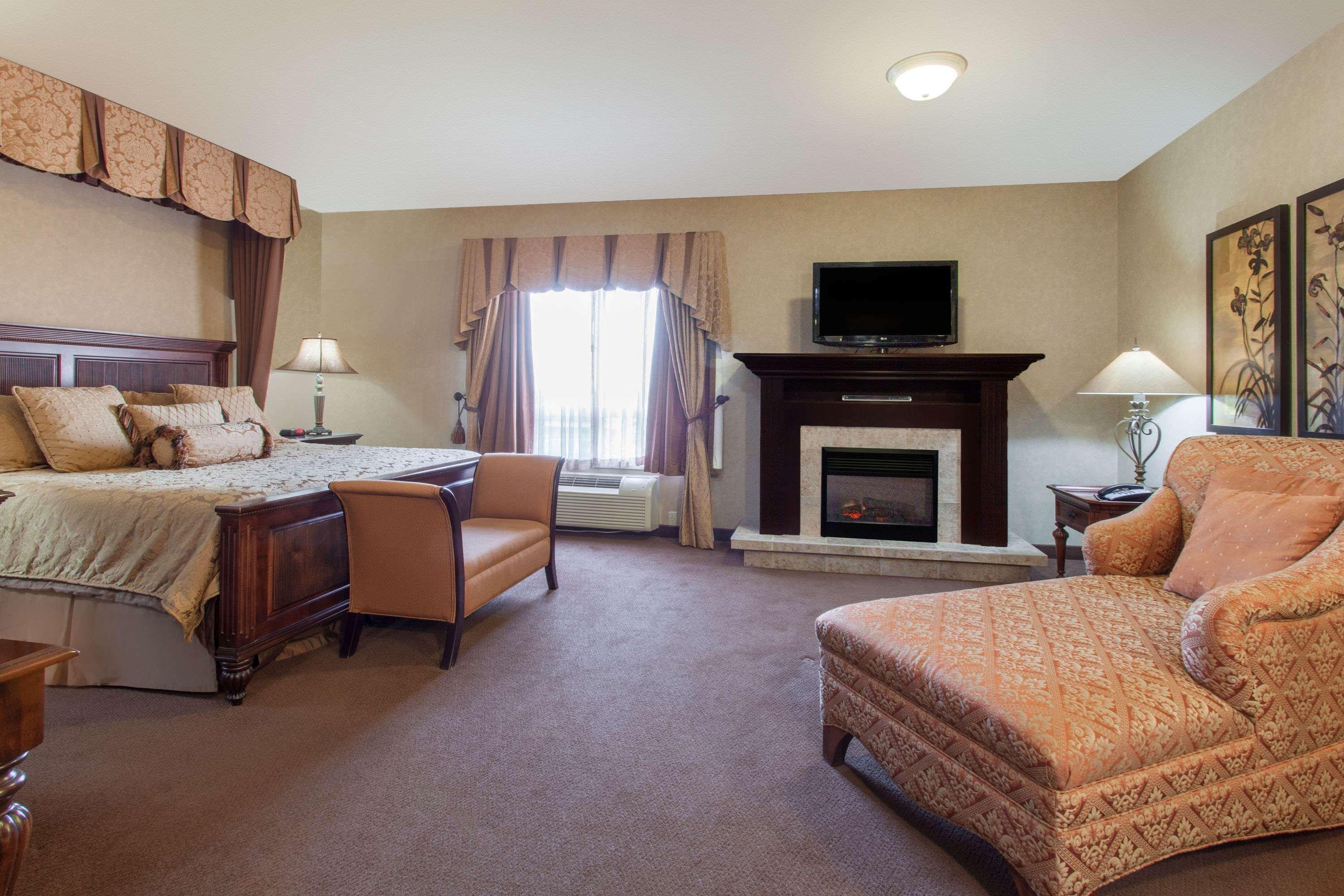 Hotel Ramada By Wyndham Camrose Extérieur photo