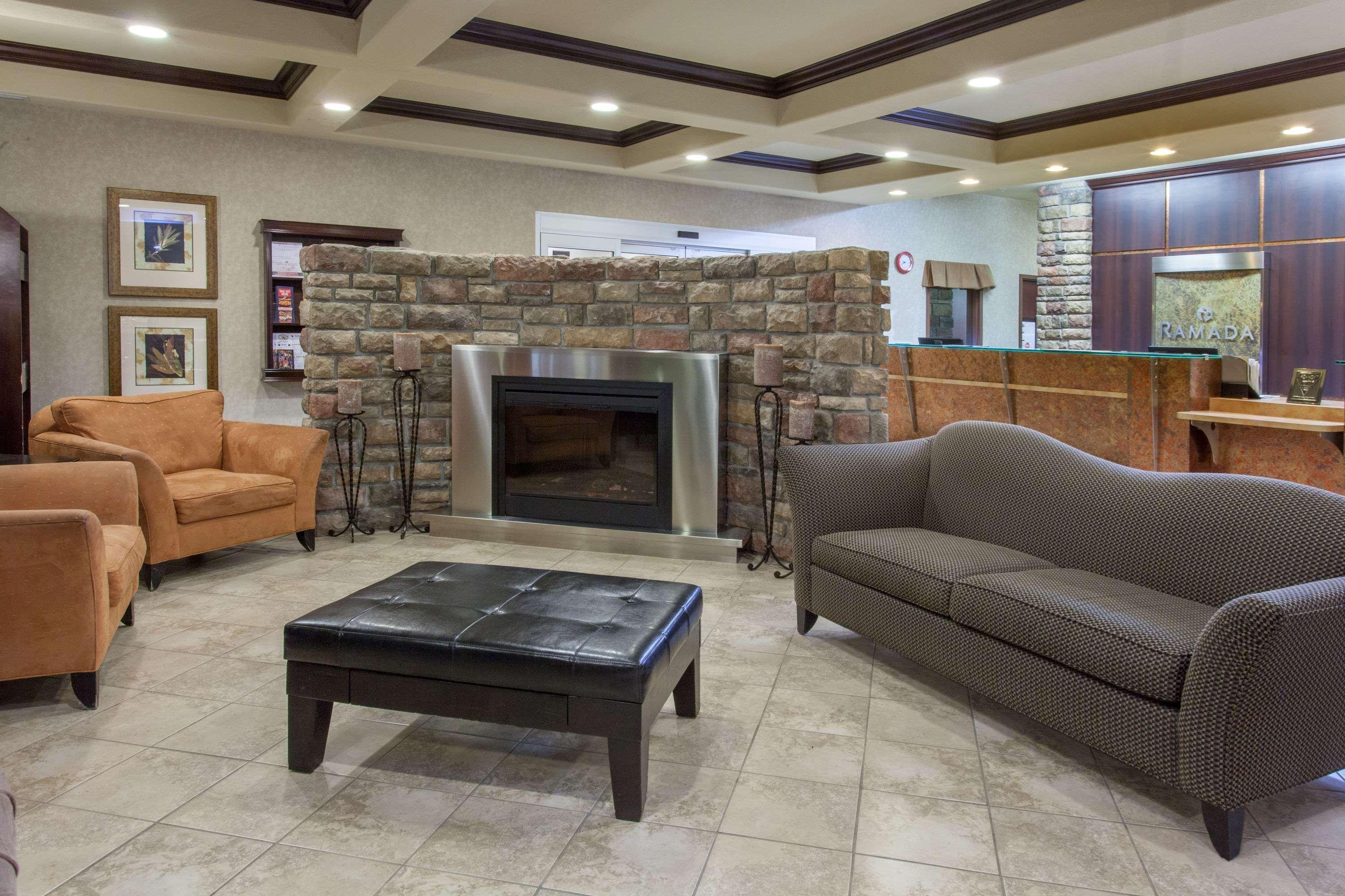 Hotel Ramada By Wyndham Camrose Extérieur photo