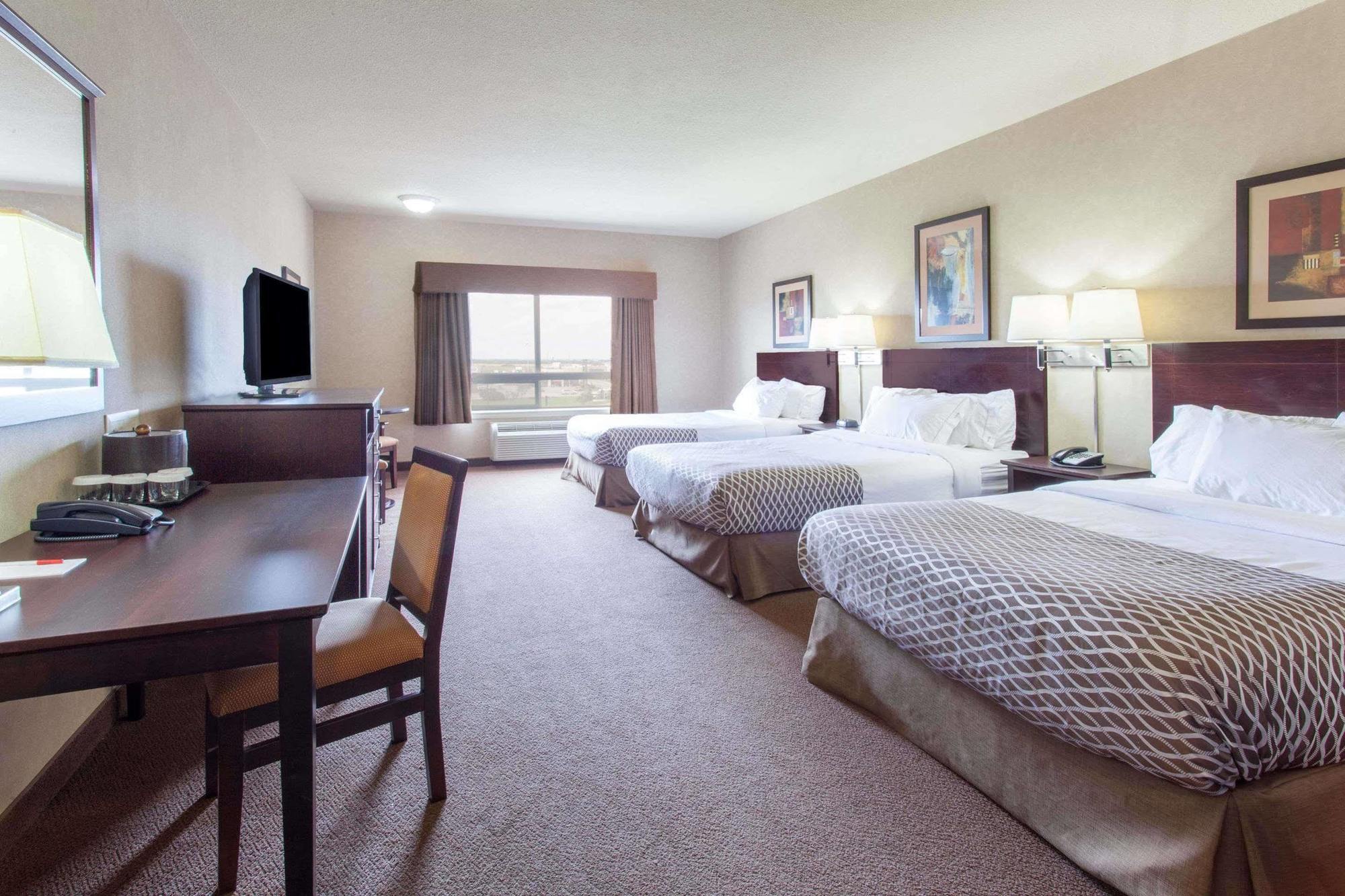 Hotel Ramada By Wyndham Camrose Extérieur photo