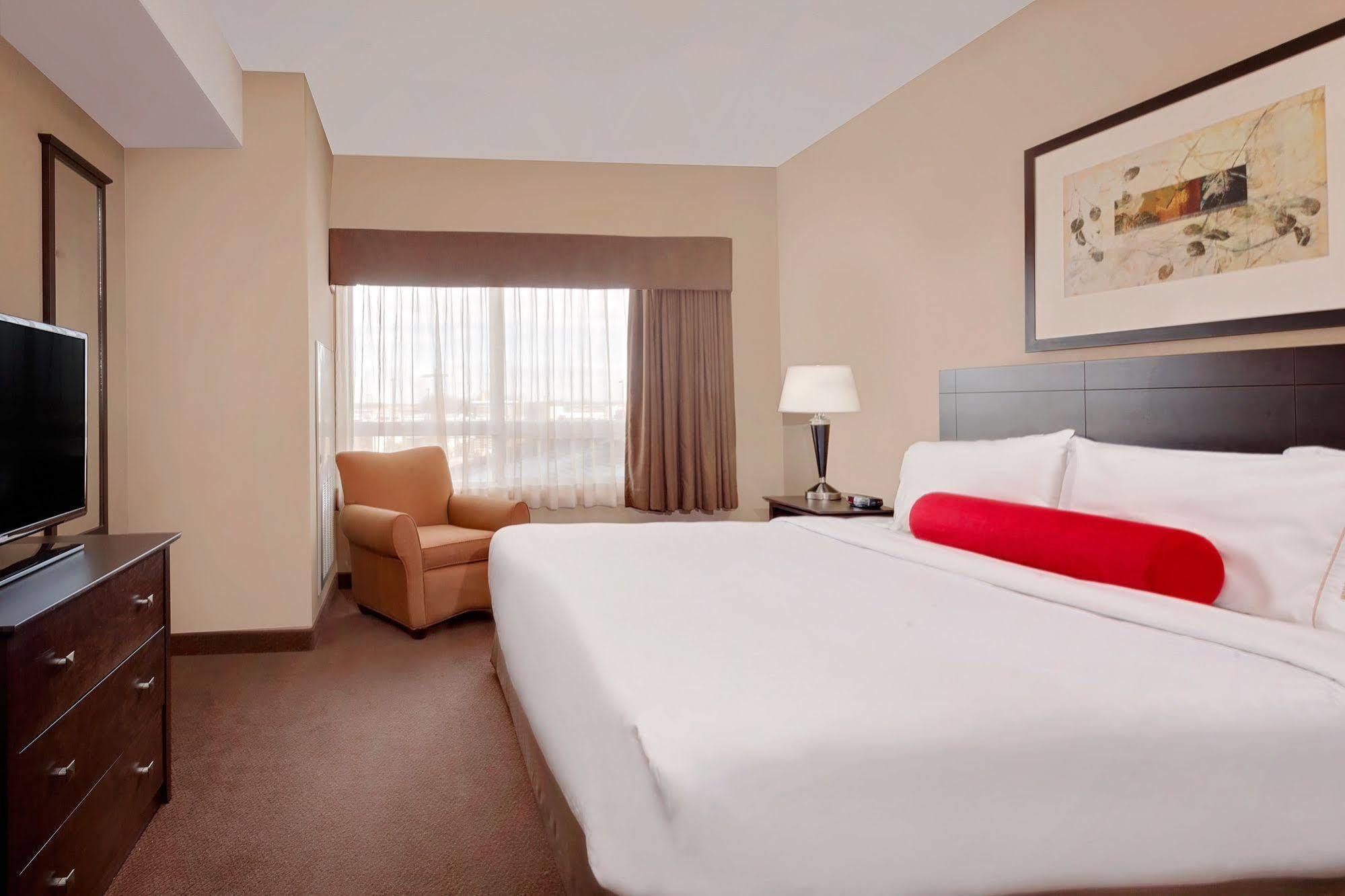 Hotel Ramada By Wyndham Camrose Extérieur photo