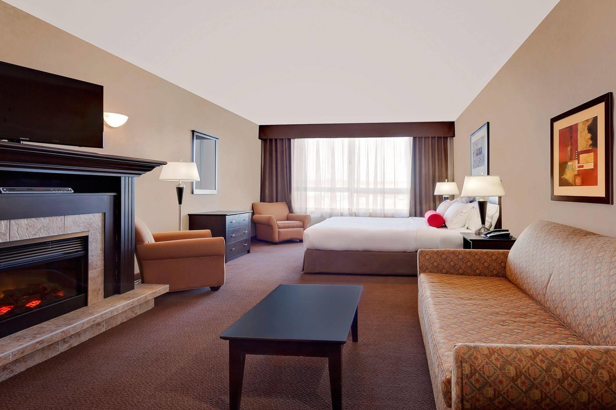 Hotel Ramada By Wyndham Camrose Extérieur photo