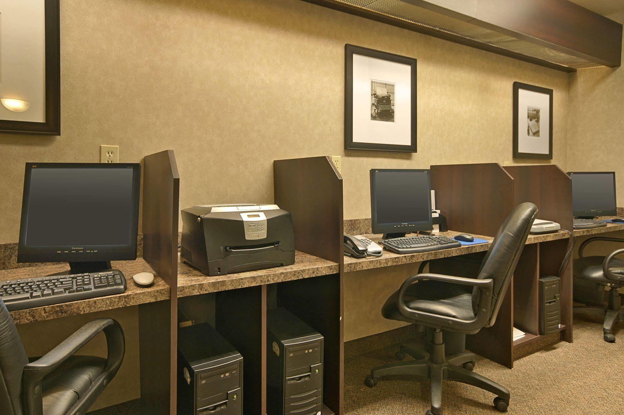 Hotel Ramada By Wyndham Camrose Extérieur photo